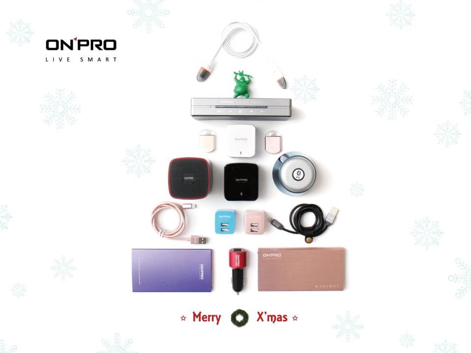 這張照片是一棵由各種電子產品裝飾而成的聖誕樹,其中最重要的是樹頂的綠色聖誕老人玩偶,它代表著節日的喜慶和歡樂。