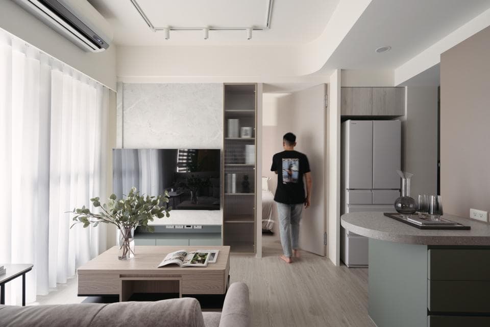 這張照片是一間現代化的客廳,最重要的是客廳牆上裝飾的電視牆,牆上設置了一臺液晶電視,兩側還有架子可以擺放書籍或擺飾。