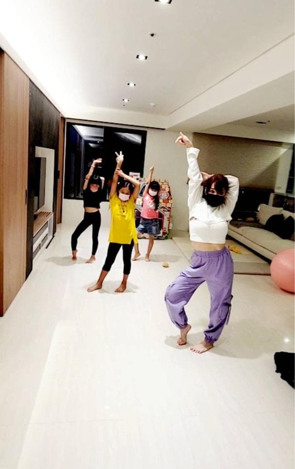 這是一張舞蹈課的照片。舞蹈能增強協調性,提升身體靈活性,並釋放壓力。想學習舞蹈,可以到 PRO360 尋找合適的教練。