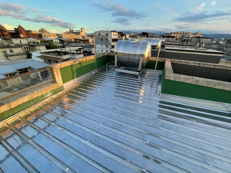 1) 照片顯示一個屋頂,屋頂上有兩個大型水箱