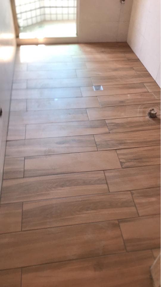 這張照片是新鋪設的木紋磁磚地板。