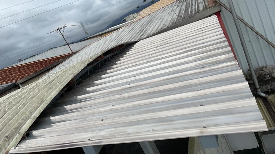 1) 照片展示了一個由波浪狀金屬板製成的屋頂,看起來像是部分的屋頂結構