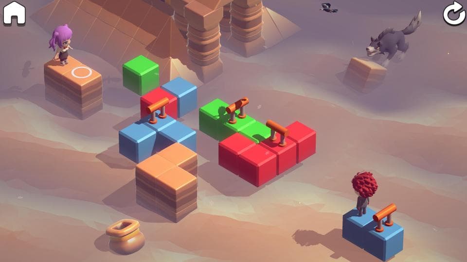 這張照片是 一個用積木搭建的橋樑,由綠色,紅色,藍色和棕色積木組成,橋上有兩個小人。