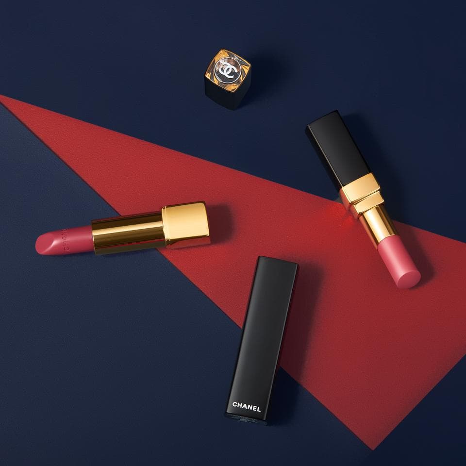 這張照片是三款香奈兒產品:一個唇膏,一個唇膏盒和一個化妝盒。