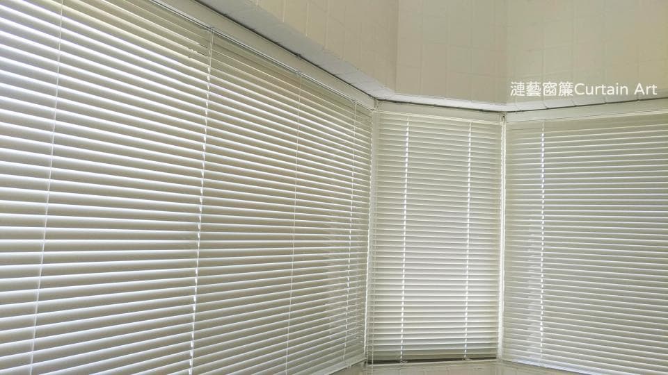1) 照片顯示一個窗戶,窗戶上裝有白色百葉窗