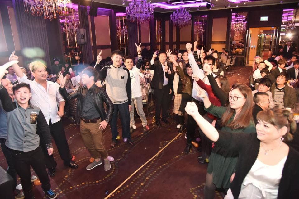 這張照片是一群人參加婚禮的歡樂景象,他們在婚禮現場開心地拍照留念,洋溢著幸福和喜悅。