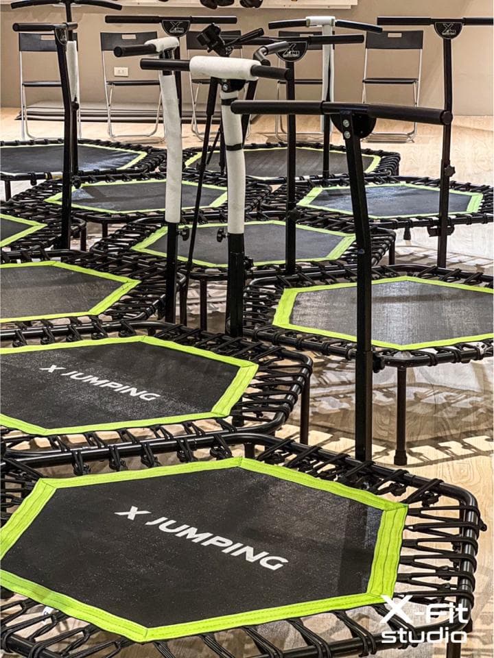 這是一張彈跳床的照片,彈跳床運動可以幫助減肥,提升心肺功能,並增強肌肉力量,想找彈跳床教練,就到PRO360!