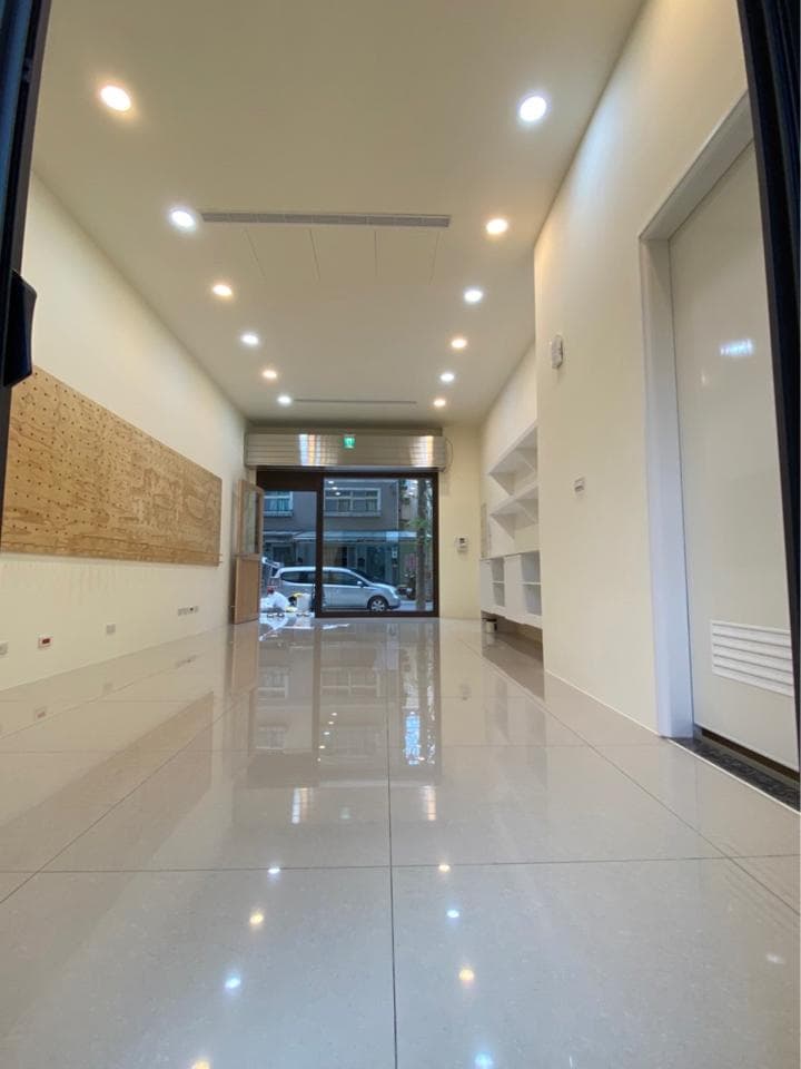 這張照片是一間明亮的室內空間,以簡潔的設計風格為主,光線充足,地面鋪設了淺色磁磚,反射出明亮的光線,讓空間更顯寬敞舒適。