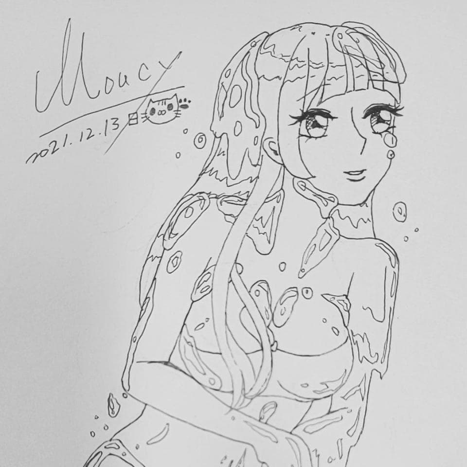 這張照片是一個女性人物的素描,她被水淹沒了,她的頭髮和身體上都佈滿了水滴。她表情柔和,看起來很放鬆,周圍的水也給人一種寧靜的感覺。