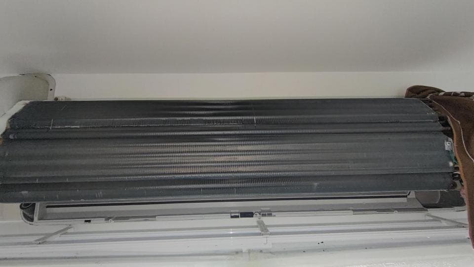 1) 照片显示一个安装在白色墙壁上的空调机组