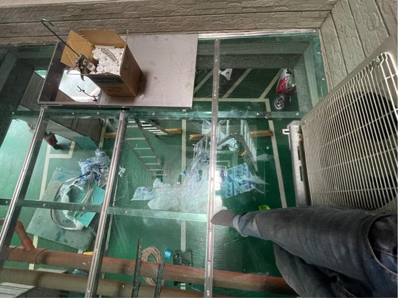 這張「錄音棚」的照片是一個音樂家在彈鋼琴,旁邊有錄音設備和筆記型電腦。