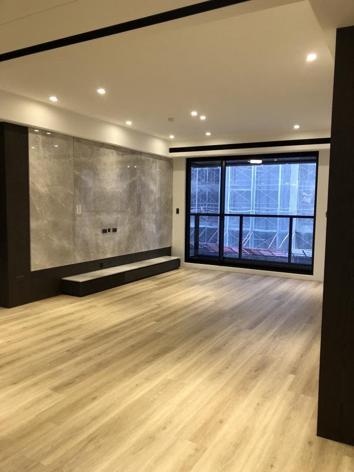 這張照片是一間明亮寬敞的客廳,最重要的是木質地板。地板光滑平整,呈現出溫暖舒適的質感。