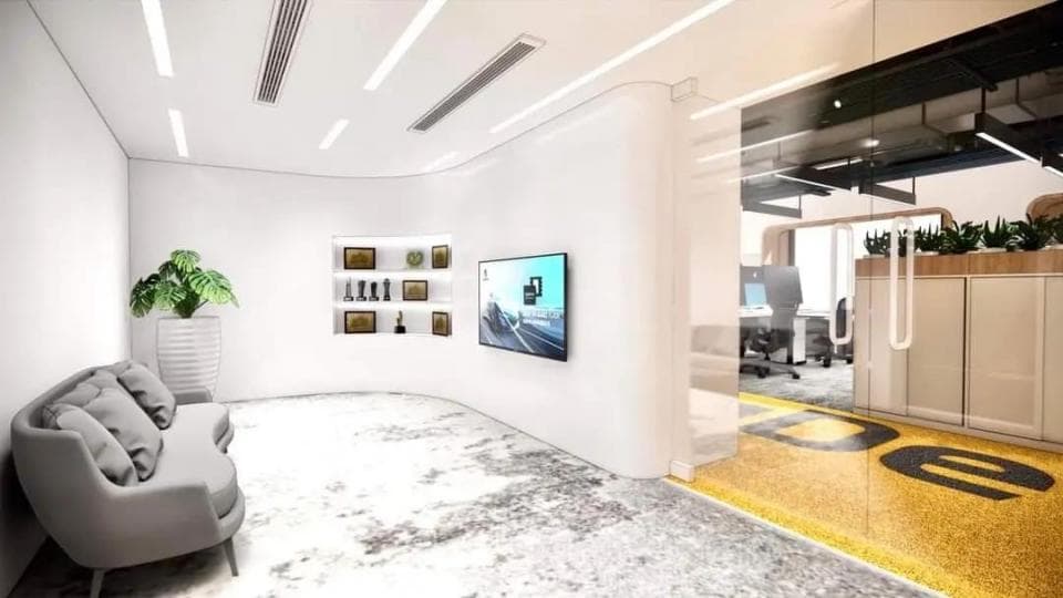 這張「辦公室」的照片是一間現代化的辦公室,照片中有一張沙發、一面牆上的電視和一面玻璃牆。