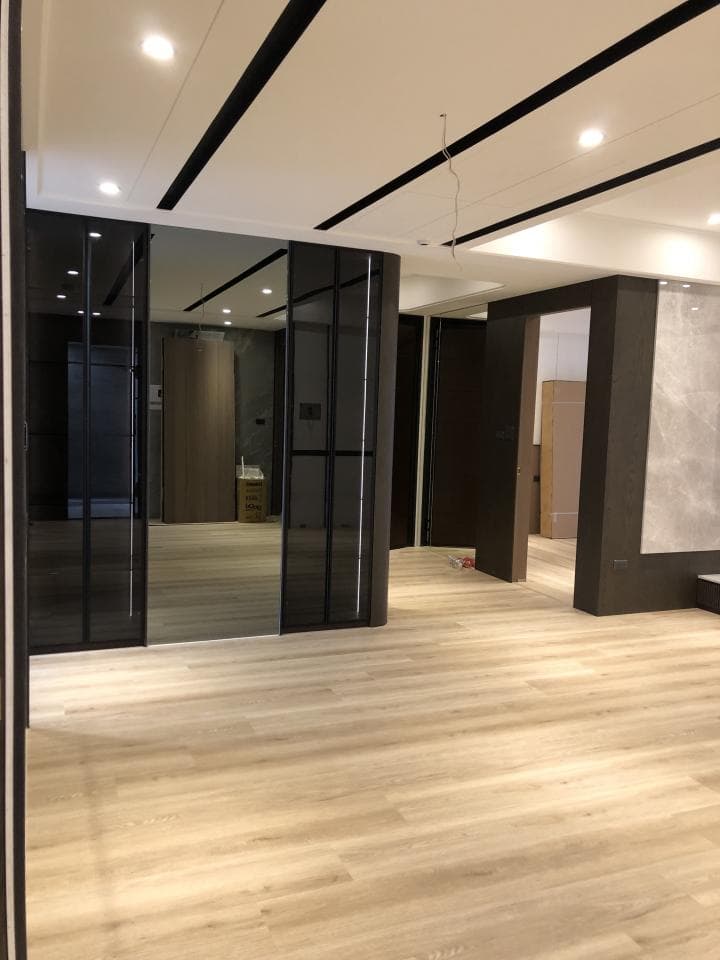 這張照片是一間現代化的室內空間,最顯眼的是地板,光滑的木紋地板,鋪設整齊,看起來非常舒適。