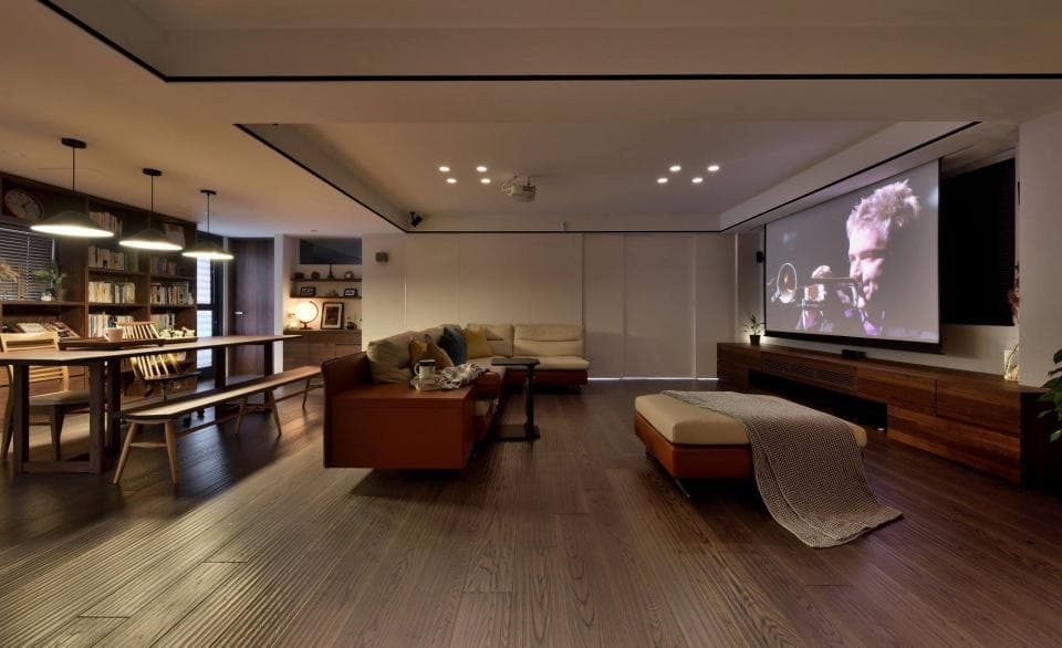 這張「家庭劇院」的照片是一個現代化的家庭劇院空間,有著大螢幕投影機、舒適的沙發、以及一個放鬆的空間。