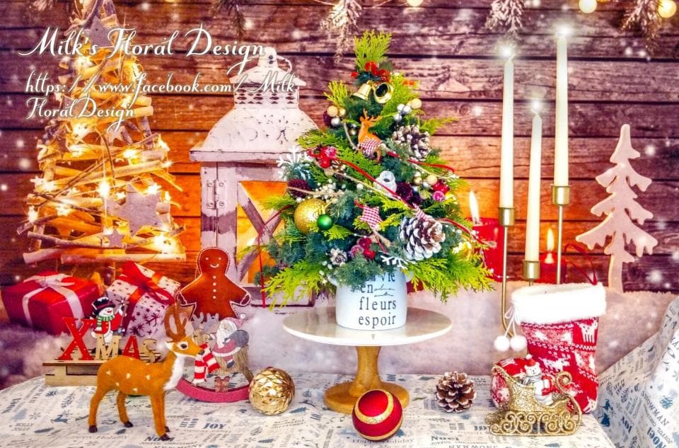 1) 照片顯示一棵聖誕樹在木板背景的聖誕節佈置中