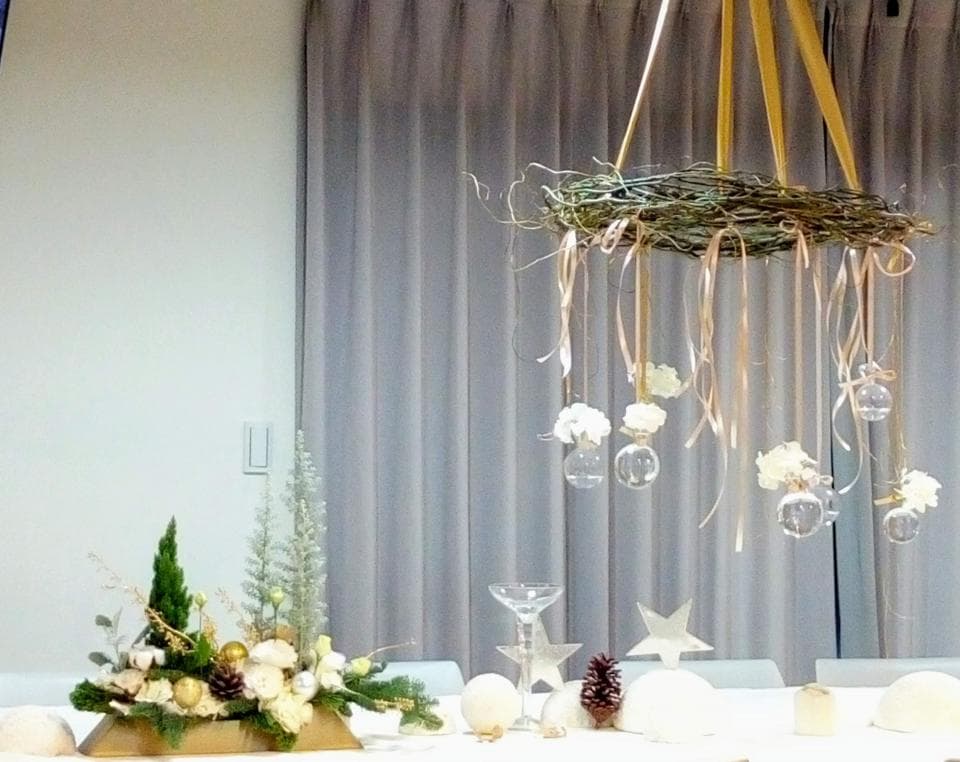 1) 照片顯示一個裝飾著白色花朵、金色聖誕球和白色燈籠的房間