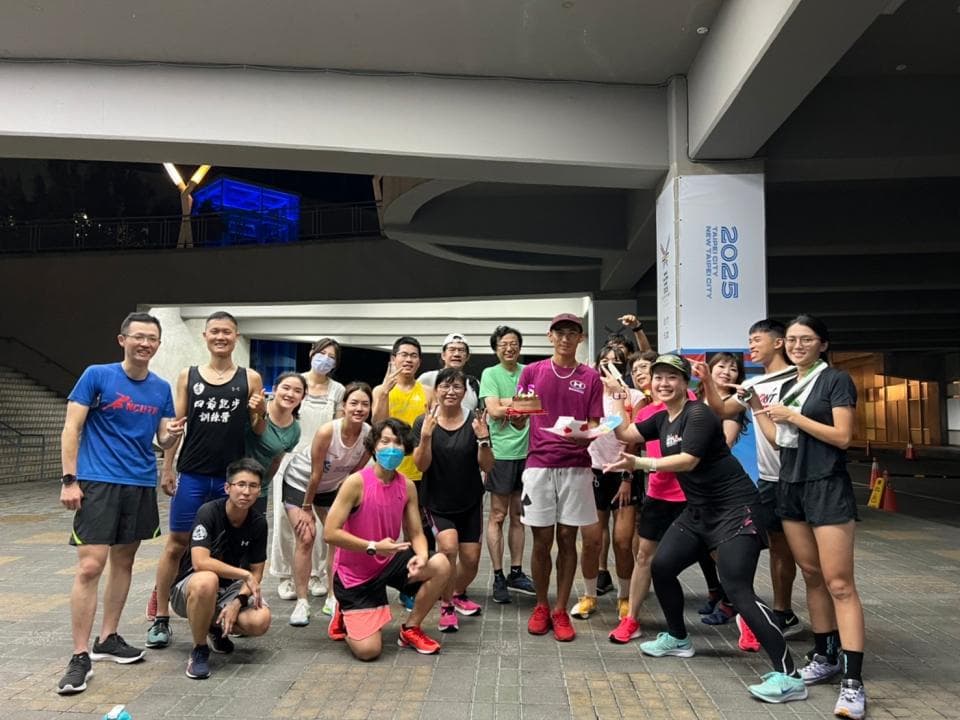 這是一張跑步的照片。跑步可以增強心肺功能,促進血液循環,還能減肥瘦身。想找跑步教練,可以上PRO360網站搜尋。