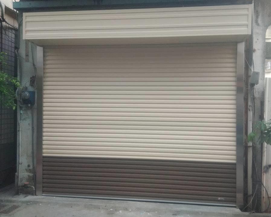 1) 這是一張淺棕色和深棕色卷閘門的照片,安裝在建築物的側邊