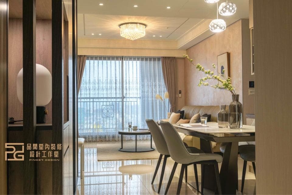 這張「客廳」的照片是一個現代化的居家空間,擁有大型落地窗和舒適的沙發。