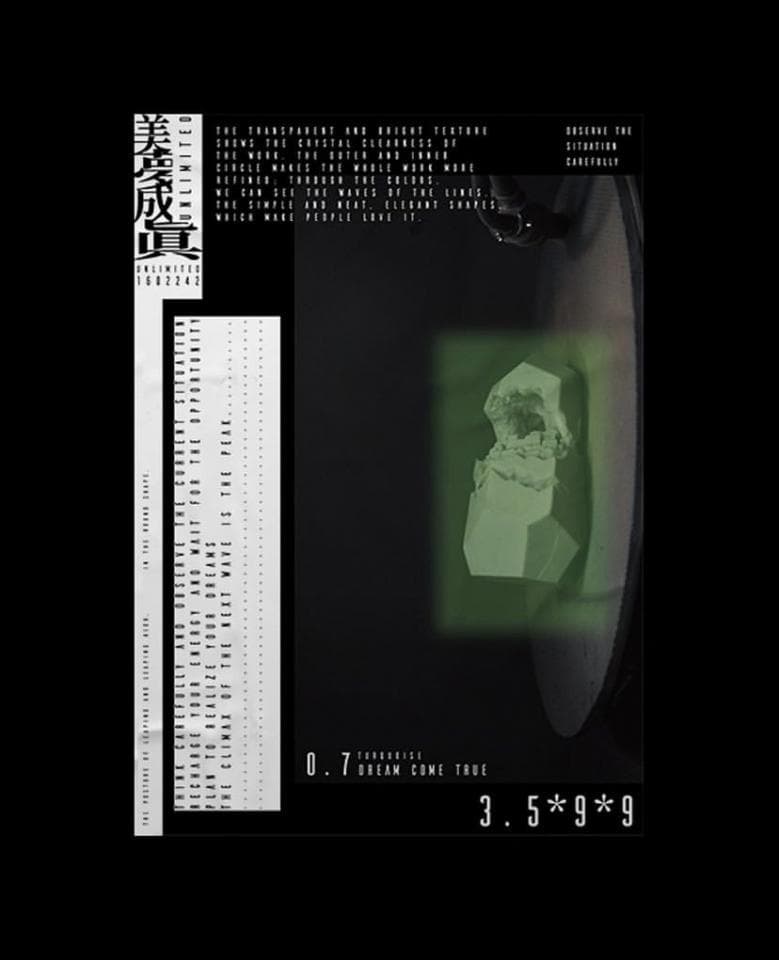 這張照片是一個綠色水晶石,它被一個黑色的圓形物體包圍。水晶石看起來像是一個古老的文物,它被精心地雕刻和拋光,有著複雜的紋理和圖案。