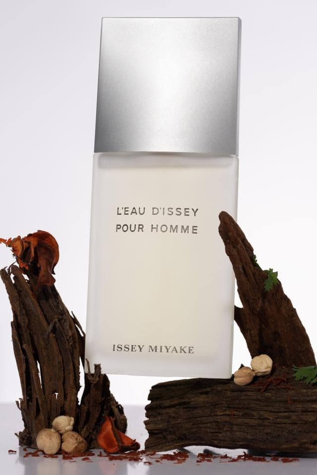 這張照片是一個男士香水瓶,上面寫著LEAU DISSEY POUR HOMME,下方是品牌名稱ISSEY MIYAKE。
