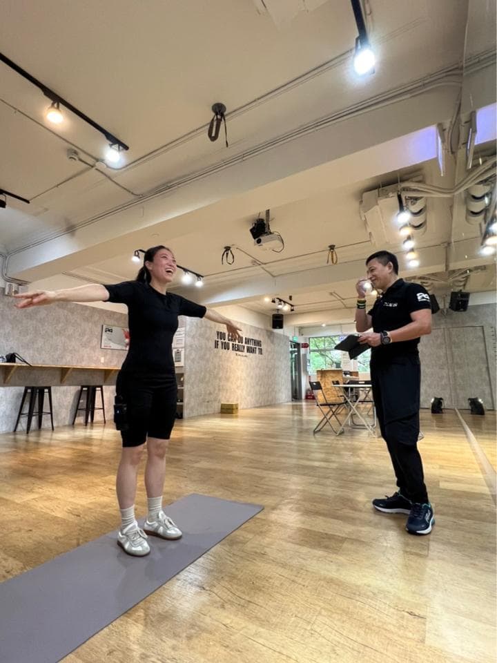 這張照片是關於舞蹈。跳舞可以幫助你保持健康、提高靈活性和協調性,還可以舒緩壓力。你可以在 PRO360 找到舞蹈老師。