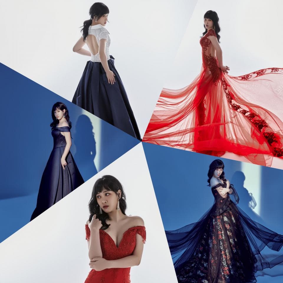 1) 照片中顯示四位穿著不同顏色禮服的女性