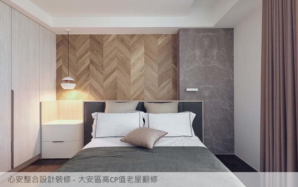 這張「在地食材直銷推廣計畫」的照片是,一位廚師在示範烹飪,一位女性主持人正在介紹活動,背景是熱鬧的市集。