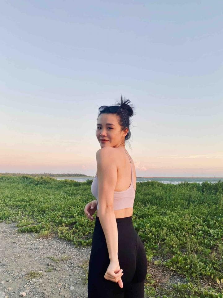 這張「臥室」的照片是一個簡約現代的臥室,牆壁採用木板和石材裝飾,床頭板和床頭櫃都採用簡約的設計,營造出舒適放鬆的氛圍。