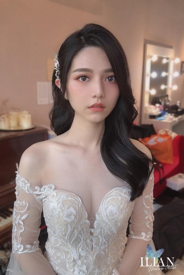 這張「婚紗照」的照片是一個穿著白色蕾絲婚紗的女性,她頭髮烏黑,化著精緻的妝容,看起來非常漂亮。