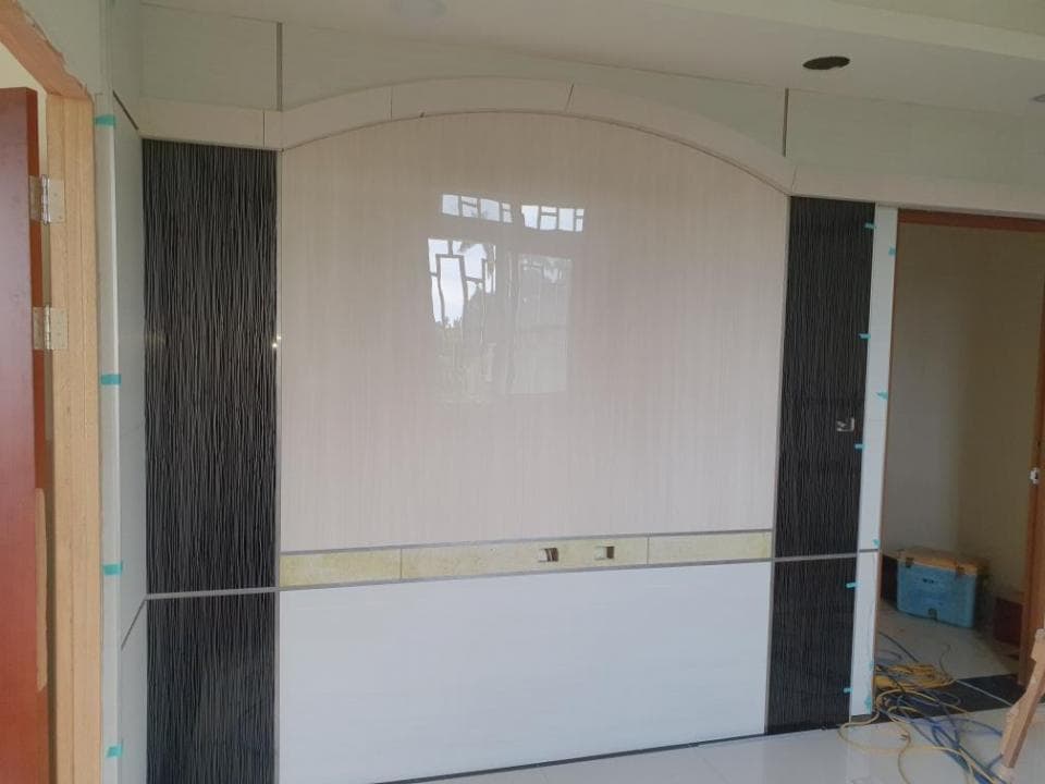 這張照片是正在裝修的牆壁,牆壁上貼着白色的瓷磚,看起來很乾淨,顯得空間很大。