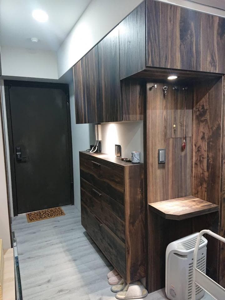 1) 這是一張室內照片,展示一個木製的鞋櫃和一個木製的牆壁架