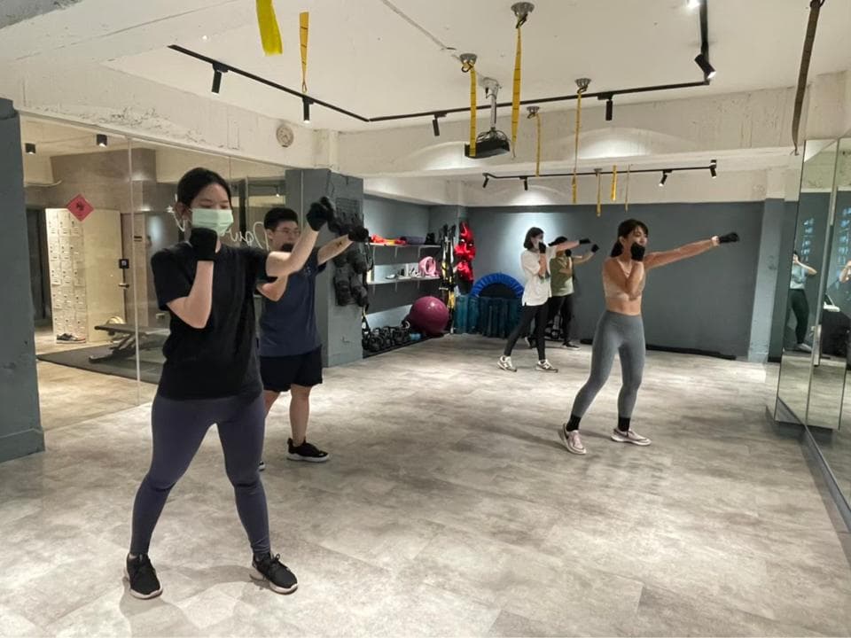 這張照片是關於拳擊運動的。拳擊運動可以鍛鍊身體的協調性、耐力、爆發力、反應速度等,提升身心健康。您可以到PRO360尋找合適的拳擊教練。