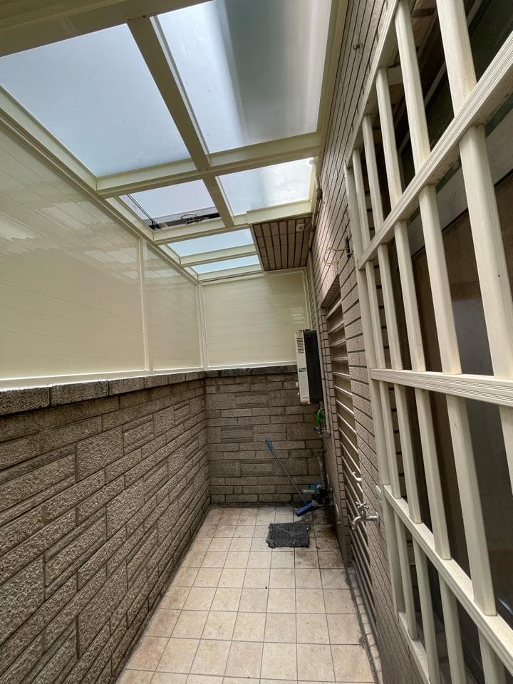 這張照片是一間有採光罩的陽臺,陽臺上的採光罩為玻璃材質,陽光可以照射進來。