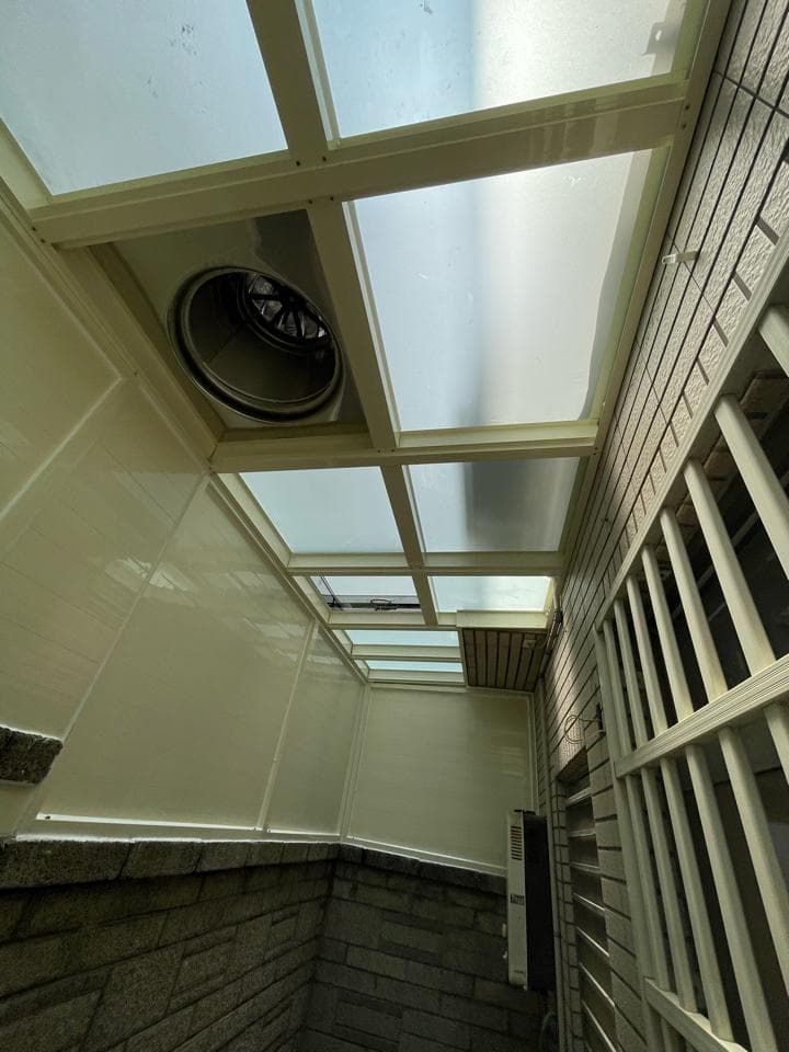 這張「陽臺」的照片是一個現代化的陽臺,有玻璃屋頂和鐵製欄杆。