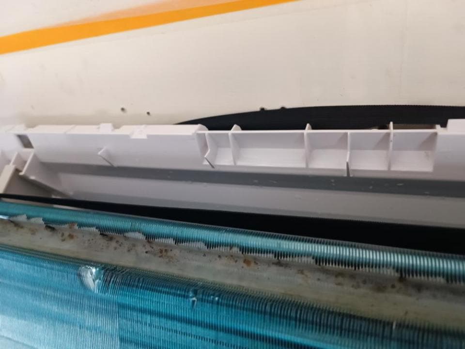 1) 照片顯示一個被灰塵覆蓋的空調機的內部