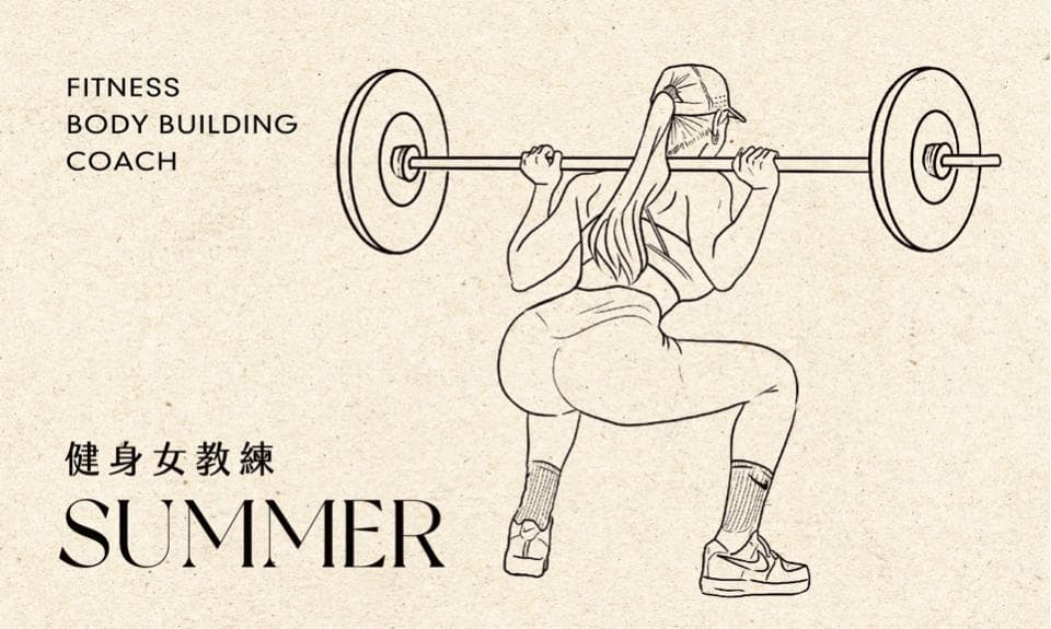這張照片是一個女性健身教練在舉重。她正在做深蹲,雙手握著槓鈴,專注地完成動作。她的肌肉線條清晰可見,展現出她強健的體魄。