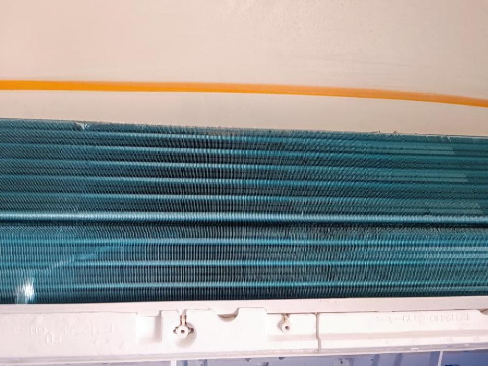1) 照片顯示一個空調的內部冷凝器,冷凝器上有灰塵和污垢