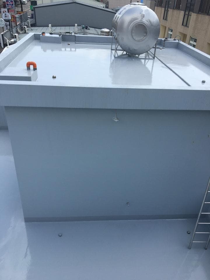 這張照片是屋頂的防水工程,看得出來屋頂已經做好了防水處理,而且還安裝了水塔。