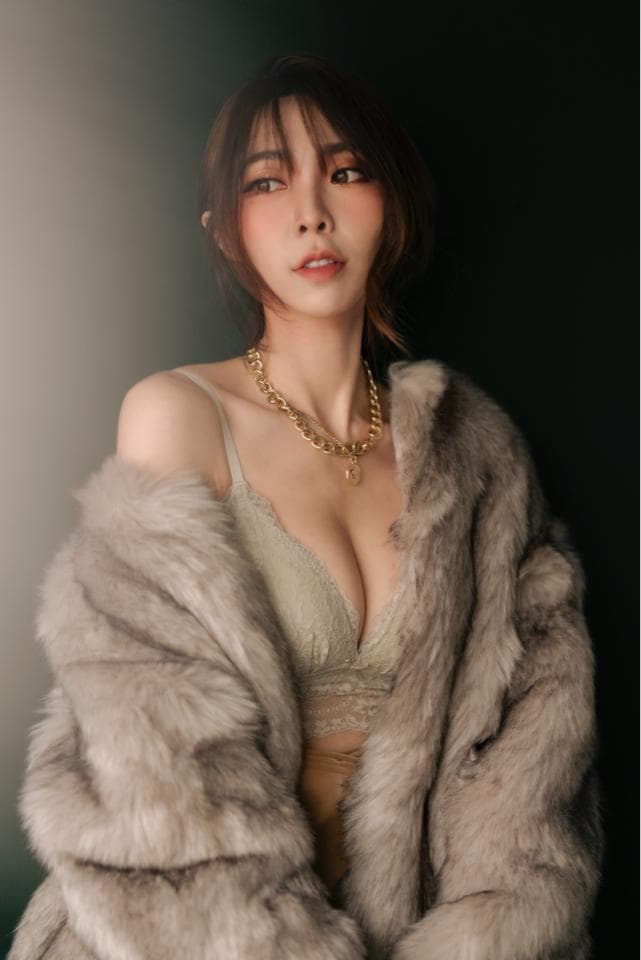 這張照片是一扇黑色框架的玻璃門,門上有細緻的格線,看起來很有質感。