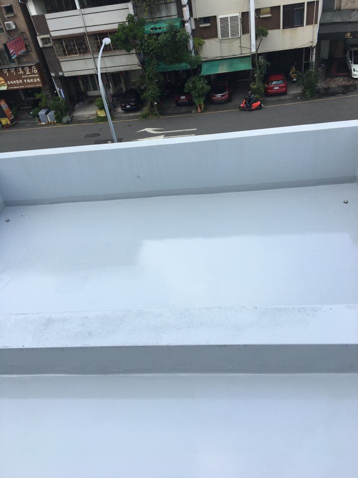 1) 照片顯示一個白色平坦的屋頂,屋頂上有水平的牆壁,牆壁上有金屬螺絲