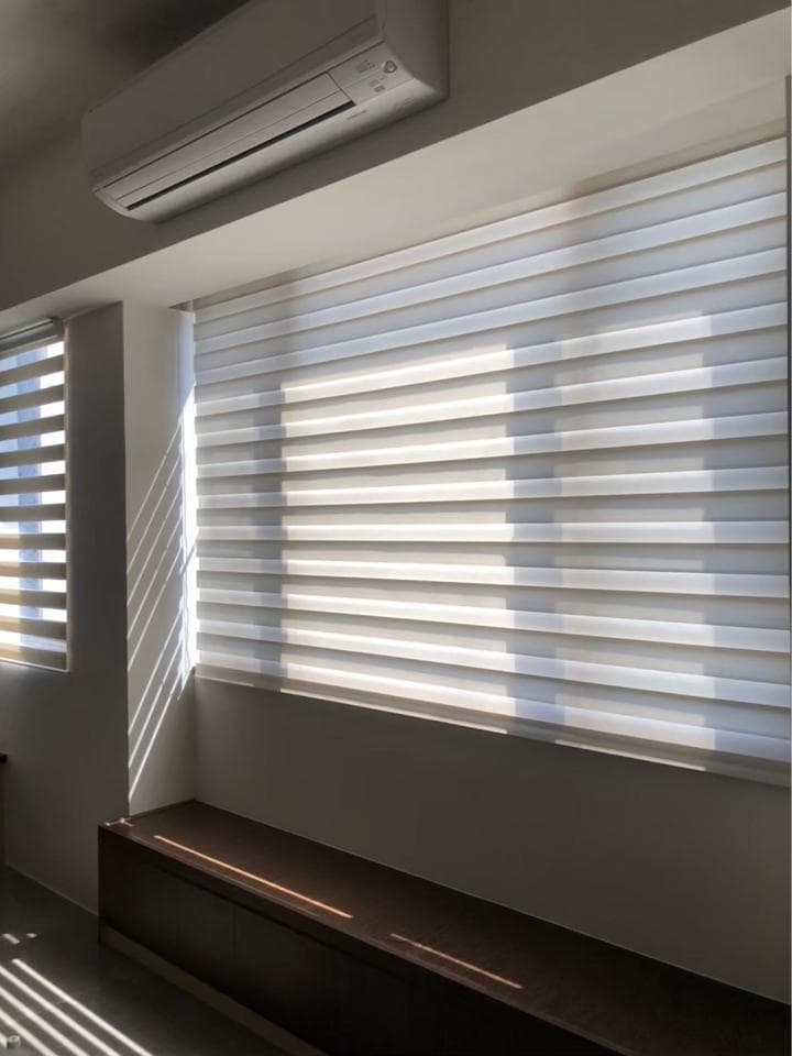 1) 照片中顯示一個房間的窗戶,窗戶上有白色的百葉窗,窗戶下方有一個木製的長凳