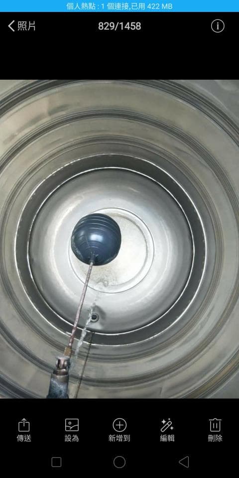 1. 照片顯示一個金屬圓形容器的內部,容器的頂部有一個圓形的開口,開口中心有一個黑色圓形物體,容器的內壁上有若干個圓圈