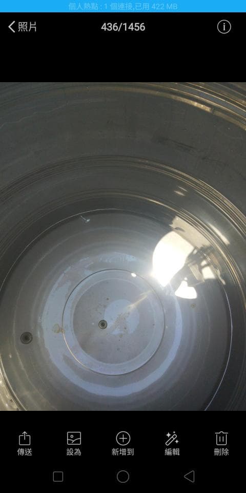 1) 這是一張從內部拍攝的鋼製圓形容器的照片