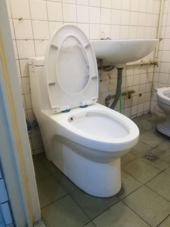 這張照片是一個白色的馬桶,馬桶蓋是打開的,馬桶座圈是乾淨的。