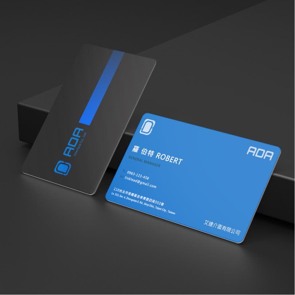 這張「名片」的照片是兩張名片,上面印著公司名稱「ADA」和「羅伯」的姓名及職位。