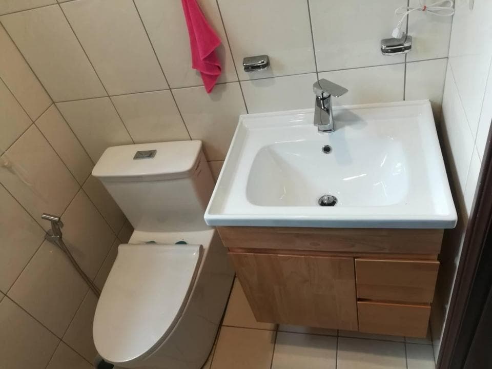 1) 照片顯示一個浴室,裡面有馬桶、洗手台和鏡子