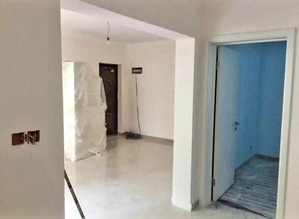 1) 這是一張室內照片,照片中顯示一個房間,房間裡有兩個門,一個是通往另一個房間,另一個是通往浴室