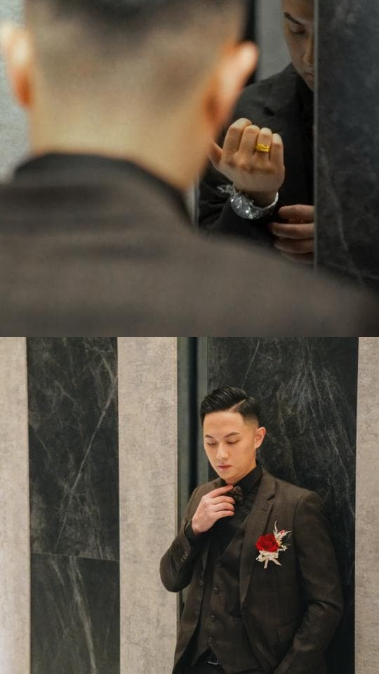 這張「婚禮準備」的照片是一個穿著黑色西裝的男人在鏡子前整理儀容,他戴著戒指,看起來很緊張又很興奮。